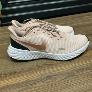 Women’s 9.5 Pink Nike Revolution
